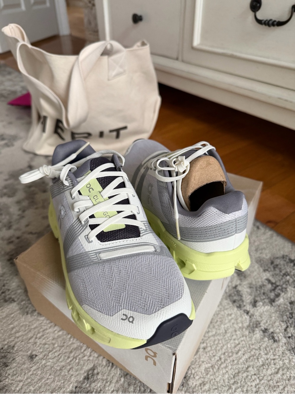 On Running Cloud Go Running Shoes in Light Gray and Lime 7 NEW - Picture 2 of 8